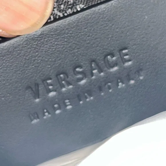 VERSACE NEW Italian Leather Wristlet with box + card + dust bag - Picture 4 of 9